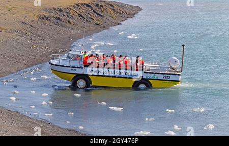 JOKULSARLON, ISLANDE - 30 JUILLET 2021 : excursion en bateau sur la lagune glaciaire de Jokulsarlon en Islande. Beaucoup de gens visitent le célèbre lagon glaciaire en Islande tous les yeux Banque D'Images