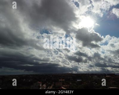 Ciel aéré abstrait avec nuages de relief en mouvement sur l'océan.Petites vagues sur la surface de l'eau claire bokeh lumières du lever du soleil.Vacances, vacances et Banque D'Images