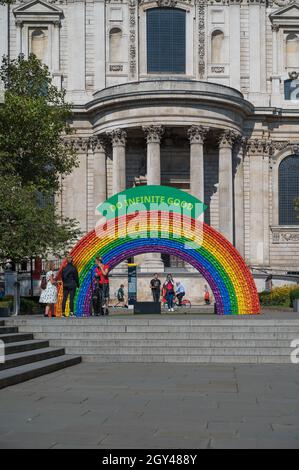 Promouvoir le recyclage des canettes de boisson, une installation d'une arche de couleur arc-en-ciel faite à partir de canettes de boisson usagées.Queen Victoria Street, Londres, Angleterre, Royaume-Uni Banque D'Images