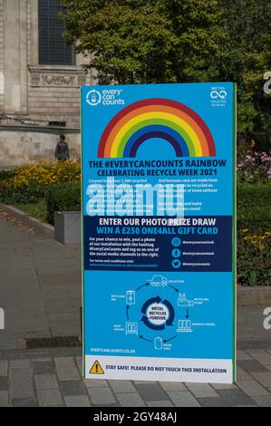 Panneaux publicitaires faisant la promotion du recyclage des canettes de boissons usagées.Londres, Angleterre, Royaume-Uni Banque D'Images