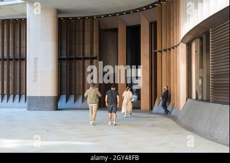 Deux hommes et une femme s'approchent de l'entrée principale du bâtiment du siège de Bloomberg.Queen Victoria Street, City of London, Angleterre, Royaume-Uni Banque D'Images