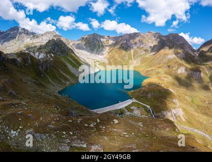 Vue sur le lac Sruer et le barrage près de Rifugio Margoli.Formazza, Valle Formazza, Verbano Cusio Ossola, Piémont, Italie. Banque D'Images