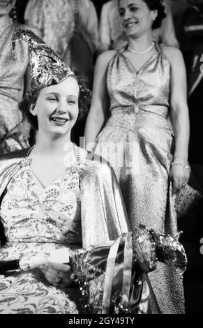 Die Prinzessin der Fastnacht à Mayence, Hildegard Kühne im Jahre 1938, zum hundertjährigen Jubiläum des Mainzer Carneval Verein (MCV). La princesse de carnaval à Mayence en 1938, à l'occasion du 100e anniversaire de l'association carnaval local de premier plan. Banque D'Images