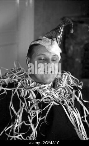 Der Prinz der Fastnacht à Mayence, Martin Ohaus im Jahre 1938 bei einem Glas Sekt, Abendempfang auf einem zum hundertjährigen Jubiläum des Mainzer Carneval Verein (MCV). Le prince du carnaval de Mayence 1938, à l'occasion du 100e anniversaire de l'association carnaval local de premier plan. Banque D'Images