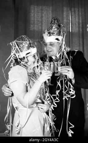 Prinzenpaar das der Fastnacht à Mayence, Martin Ohaus und Hildegard Kühne im Jahre 1938 bei einem Glas Sekt, Abendempfang auf einem zum hundertjährigen Jubiläum des Mainzer Carneval Verein (MCV). Les Altesses Royales de carnaval à Mayence en 1938, à l'occasion du 100e anniversaire de l'association carnaval locales leader, buvant un verre de vin mousseux. Banque D'Images