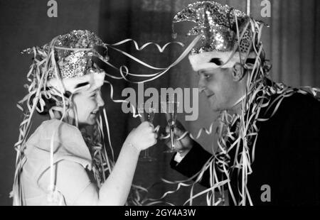 Prinzenpaar das der Fastnacht à Mayence, Martin Ohaus und Hildegard Kühne im Jahre 1938 bei einem Glas Sekt, Abendempfang auf einem zum hundertjährigen Jubiläum des Mainzer Carneval Verein (MCV). Les Altesses Royales de carnaval à Mayence en 1938, à l'occasion du 100e anniversaire de l'association carnaval locales leader, buvant un verre de vin mousseux. Banque D'Images