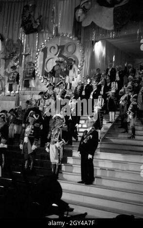 Einmarsch der Offiziellen der Mainzer Fastnacht dans die Stadthalle à Mayence, en 1938. Les fonctionnaires du carnaval défilant dans le main event à Mayence, 1938. Banque D'Images