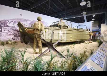 Un diorama d'un débarquement de plage d'un bateau de canard, DUKW, pendant le jour J, la Seconde Guerre mondiale en Normandie.Avec vérins antichar tchèques.Au musée des transports de l'armée américaine à Banque D'Images