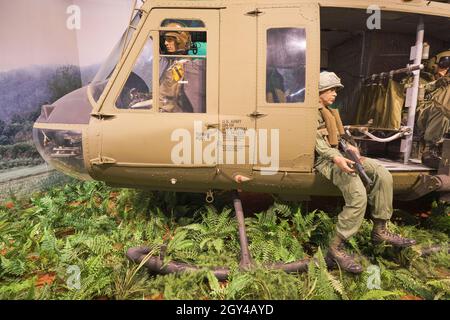 Un hélicoptère Bell UH-IH Huey pendant la guerre du Vietnam.Au Musée des transports de l'armée américaine à fort Eustis, Virginie. Banque D'Images