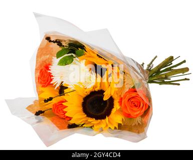 Un bouquet frais de fleurs enveloppées en plastique sur fond blanc. Banque D'Images