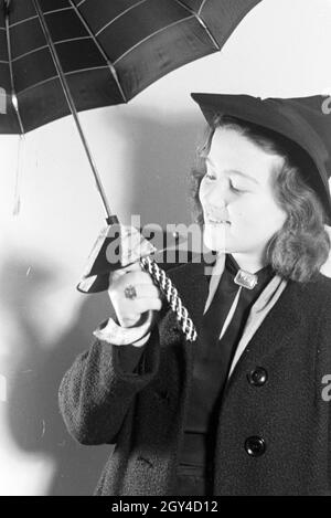 Ein Besucherin der Wiener Modewoche, im Haus der Mode ' palais Lobkowitz', bei einer von Päsentation Regenschirmen, 1940er Jahre Deutschland. Un visiteur de la fashion week de Vienne, dans la chambre de la mode ' palais Lobkowitz', lors d'une présentation de parapluies, l'Allemagne des années 40. Banque D'Images