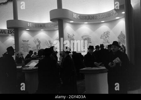 Reichsnährstand Messestände Organisation der anlässlich der Wiener Modewoche im Haus der Mode ' palais Lobkowitz', Deutschland 1940er Jahre. Un Reichsnährstand par l'organisation à l'occasion de la Wiener Modewoche dans la chambre de la mode ' palais Lobkowitz", l'Allemagne des années 40. Banque D'Images