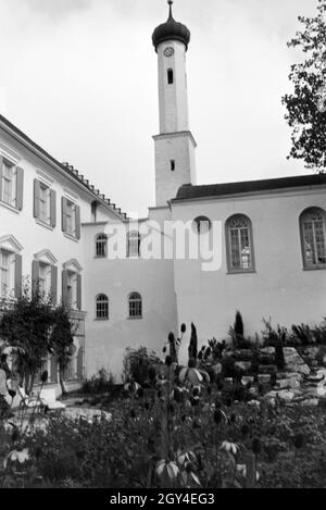 Ansicht vom Innenhof, Garten und Turm / Zwiebelturm auf Schloss Hartmannsberg, dem Wohnsitz des bevorzutten Bildhauers Hitlers Josef Thorak, Deutschland 1930er Jahre.Vue sur le patio, le jardin et la tour / la flèche bulbeuse du château de Hartmannsberg, la résidence du sculpteur favori d'Hitler Josef Thorak, Allemagne des années 1930. Banque D'Images