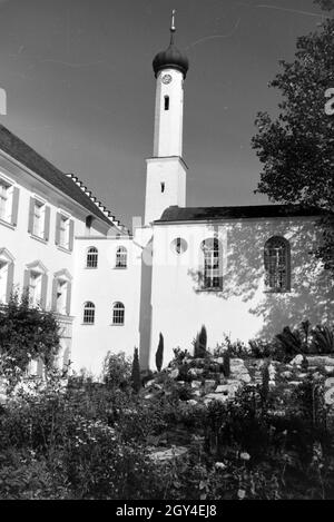 Ansicht vom Garten und Turm von Schloss Hartmannsberg dem Anwesen des Bildhauers, Josef Thorak, 1930er Jahre Deutschland. Vue sur le jardin et la flèche de Hartmannsberg château, la résidence du sculpteur Josef Thorak, Allemagne 1930. Banque D'Images