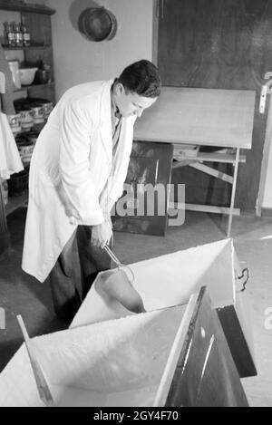 Assistant bei der Planung der berühmten figure des Meckie Kinderfilm Igel für den Wettlauf Der zwischen dem dem Hasen und Igel, Deutschland 1930 er Jahre. Assistant dans le processus de fabrication le populaire personnage Meckie hérisson pour le dessin animé film pour enfants La course entre le lapin et le hérisson, Allemagne 1930. Banque D'Images