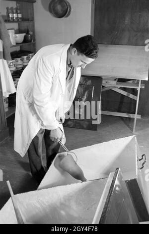 Assistant bei der Planung der berühmten figure des Meckie Kinderfilm Igel für den Wettlauf Der zwischen dem dem Hasen und Igel, Deutschland 1930 er Jahre. Assistant dans le processus de fabrication le populaire personnage Meckie hérisson pour le dessin animé film pour enfants La course entre le lapin et le hérisson, Allemagne 1930. Banque D'Images