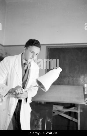 Assistant bei der Planung der berühmten figure des Meckie Kinderfilm Igel für den Wettlauf Der zwischen dem dem Hasen und Igel, Deutschland 1930 er Jahre. Assistant dans le processus de fabrication le populaire personnage Meckie hérisson pour le dessin animé film pour enfants La course entre le lapin et le hérisson, Allemagne 1930. Banque D'Images