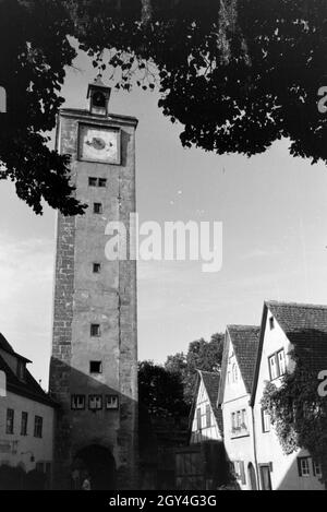 Burgtor das mit dem großen Torturm à Rothenburg ob der Tauber, Allemagne Allemagne Années 1930 er Jahre. La porte du château avec la grande tour-porte à Rothenburg ob der Tauber, Allemagne 1930. Banque D'Images