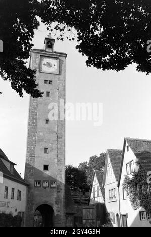 Burgtor das mit dem großen Torturm à Rothenburg ob der Tauber, Allemagne Allemagne Années 1930 er Jahre. La porte du château avec la grande tour-porte à Rothenburg ob der Tauber, Allemagne 1930. Banque D'Images