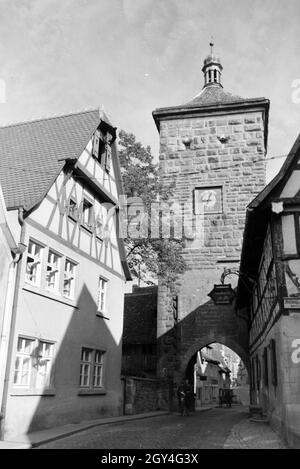 Ein Fahrradfahrer fährt durch das Sieberstor à Rothenburg ob der Tauber, Allemagne Allemagne Années 1930 er Jahre. Un cycliste est un voyage à travers la Porte Siebers / Sieberstor à Rothenburg ob der Tauber, Allemagne 1930. Banque D'Images