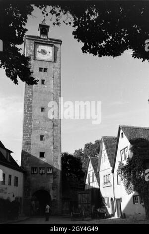 Burgtor das mit dem großen Torturm à Rothenburg ob der Tauber, Allemagne Allemagne Années 1930 er Jahre. La porte du château avec la grande tour-porte à Rothenburg ob der Tauber, Allemagne 1930. Banque D'Images