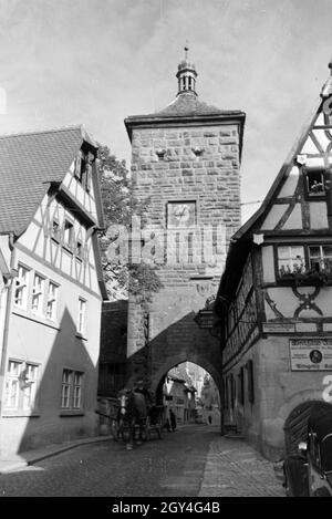 Ein Kutscher treibt sein Pferd durch das Sieberstor à Rothenburg ob der Tauber, Allemagne Allemagne Années 1930 er Jahre. L'élevage est un cocher son cheval à travers la porte / Sieberstor Siebers à Rothenburg ob der Tauber, Allemagne 1930. Banque D'Images