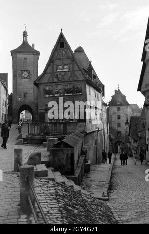 Geschäftiges Treiben auf dem kleinen Plönlein mit dem Sieberstor Koboleller liens und Tor 33, Rothenburg ob der Tauber, Allemagne Allemagne Années 1930 er Jahre. Un tumulte sur la petite place avec la porte Siebers à gauche et le porte Kobolzeller à droite, Rothenburg ob der Tauber, Allemagne 1930. Banque D'Images