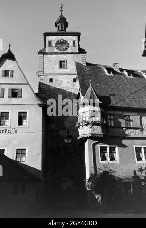 Die mittelalterliche Stadt Rothenburg ob der Tauber ist bekannt für seine zahlreichen Türme und Tore, Deutschland 1930 er Jahre. La ville mediaval Rothenburg ob der Tauber est connue pour ses nombreuses portes et tours, Allemagne 1930. Banque D'Images