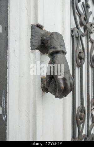 Porte en forme de main Knocker dans un bâtiment en Galice, Espagne. Banque D'Images