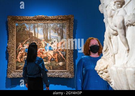 GALERIE NATIONALE LONDRES, ROYAUME-UNI.7 octobre 2021.Premier plan le vase Borghèse, BCENIVIAS Poussin du premier siècle.Contexte : le Triumph de Pan peint pour le Cardinal Richelieu et expédié en mai 1636.Aperçu de la presse Galerie nationale des peintures du peintre baroque français Nicolas Poussin (1594-1665).Credit: amer ghazzal / Alamy Live News Banque D'Images