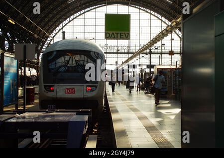 FRANCFORT, ALLEMAGNE - 09 septembre 2021 : un train Intercity est prêt pour le départ à la gare centrale de Francfort.Voyageurs dans le contre-jour sur le plat Banque D'Images