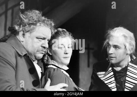 Die deutschen Schauspieler Heinrich George als Stadtmusikant Miller, Gisela Uhlen als seine Tochter Luise und Raimund Schelcher als Ferdinand in Schillers 'Kabale und Liebe', mit dem Ende 1938 das Schiller-Theatre nach dem Umbau durch Paul Baumgarten wieder eröffnet Wurre, Deutschland.Les acteurs allemands Heinrich George comme le musicien de ville Miller, Gisela Uhlen comme sa fille Luise et Raimund Schelcher comme Ferdinand dans Schiller 'Kabale und Liebe' (intrigue et Amour) qui rouvrit le Schiller-Théâtre à la fin de 1938, après qu'il fut reconstruit par Paul Baumgarten, Allemagne des années 1930. Banque D'Images