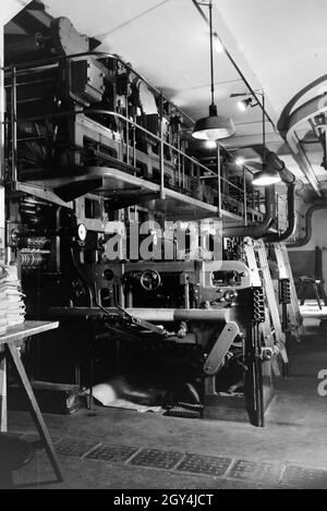 Eine Rotationsdruckmaschine Maschinenbaukonzerns in den Werken des MAN (Maschinenfabrik Augsburg-Nürnberg), Deutschland 1930 er Jahre. Une presse d'impression rotative dans les usines de la société d'ingénierie mécanique (homme), Maschinenfabrik Augsburg-Nürnberg Allemagne 1930. Banque D'Images