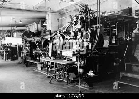 Eine Rotationsdruckmaschine Maschinenbaukonzerns in den Werken des MAN (Maschinenfabrik Augsburg-Nürnberg), Deutschland 1930 er Jahre. Une presse d'impression rotative dans les usines de la société d'ingénierie mécanique (homme), Maschinenfabrik Augsburg-Nürnberg Allemagne 1930. Banque D'Images