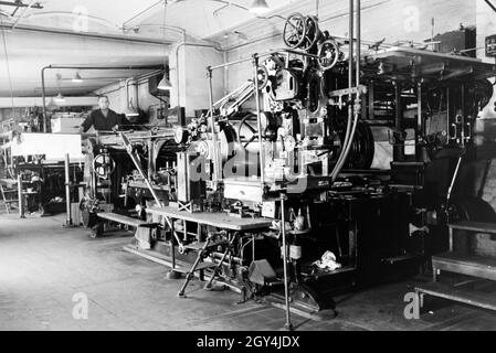 Eine Rotationsdruckmaschine Maschinenbaukonzerns in den Werken des MAN (Maschinenfabrik Augsburg-Nürnberg), Deutschland 1930 er Jahre. Une presse d'impression rotative dans les usines de la société d'ingénierie mécanique (homme), Maschinenfabrik Augsburg-Nürnberg Allemagne 1930. Banque D'Images