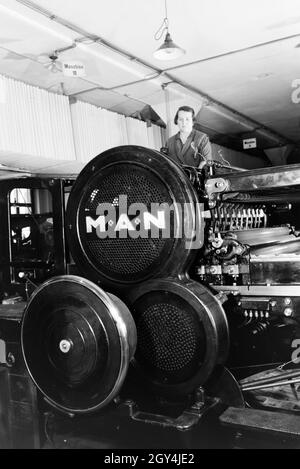 Eine die Arbeiterin kontrolliert Rotationsdruckmaschine Maschinenbaukonzerns in den Werken des MAN (Maschinenfabrik Augsburg-Nürnberg), Deutschland 1930 er Jahre. Un travailleur le contrôle de la presse d'impression rotative dans les usines de la société d'ingénierie mécanique (homme), Maschinenfabrik Augsburg-Nürnberg Allemagne 1930. Banque D'Images