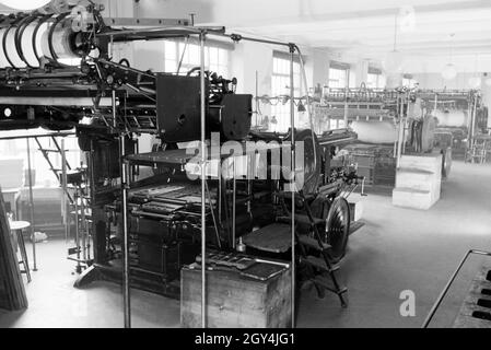 Dans Rotationsdruckmaschinen den Werken des Maschinenbaukonzerns Maschinenfabrik Augsburg-Nürnberg (homme), Deutschland 1930 er Jahre. Rotatives dans les usines de la société d'ingénierie mécanique (homme), Maschinenfabrik Augsburg-Nürnberg Allemagne 1930. Banque D'Images