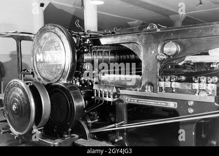 Eine Rotationsdruckmaschine Maschinenbaukonzerns in den Werken des MAN (Maschinenfabrik Augsburg-Nürnberg), Deutschland 1930 er Jahre. Une presse d'impression rotative dans les usines de la société d'ingénierie mécanique (homme), Maschinenfabrik Augsburg-Nürnberg Allemagne 1930. Banque D'Images