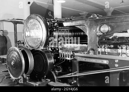 Eine Rotationsdruckmaschine Maschinenbaukonzerns in den Werken des MAN (Maschinenfabrik Augsburg-Nürnberg), Deutschland 1930 er Jahre. Une presse d'impression rotative dans les usines de la société d'ingénierie mécanique (homme), Maschinenfabrik Augsburg-Nürnberg Allemagne 1930. Banque D'Images