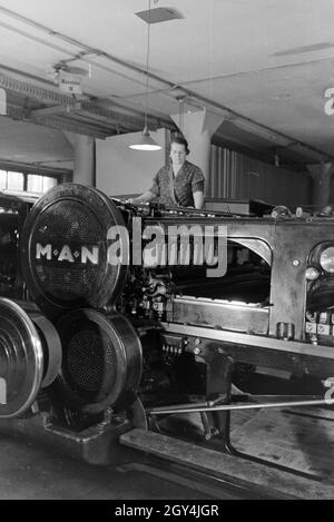 Eine die Arbeiterin kontrolliert Rotationsdruckmaschine Maschinenbaukonzerns in den Werken des MAN (Maschinenfabrik Augsburg-Nürnberg), Deutschland 1930 er Jahre. Un travailleur le contrôle de la presse d'impression rotative dans les usines de la société d'ingénierie mécanique (homme), Maschinenfabrik Augsburg-Nürnberg Allemagne 1930. Banque D'Images