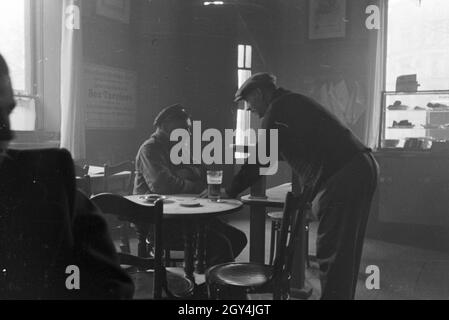 Zwei Mitarbeiter einer Druckerei, die mit der Firma HOMME Feierabendgetränk arbeitet bei einem, dans der Kantine, Deutschland 1930 er Jahre. Deux employés d'une imprimerie, c'est avec l'aide d'appareils produits par l'entreprise l'homme, avoir un verre après le travail à la cantine, de l'Allemagne des années 1930. Banque D'Images