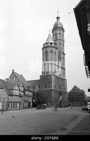 Die Pfarrkirche St. Andreas mit den hohen unterschiedlich Türmen à Braunschweig, Deutschland 1930 er Jahre. L'église paroissiale Saint Andreas avec les tours de différentes hauteurs à Braunschweig, Allemagne 1930. Banque D'Images