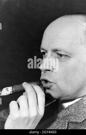 Zigarre raucht Ein Mann für eine Werbekampagne, Deutsches Reich 1930er Jahre. Un homme fumant un cigare d'une campagne de publicité, l'Allemagne des années 1930. Banque D'Images