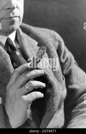 Zigarre raucht Ein Mann für eine Werbekampagne, Deutsches Reich 1930er Jahre. Un homme fumant un cigare d'une campagne de publicité, l'Allemagne des années 1930. Banque D'Images