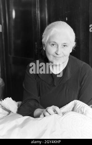 Eine Frau bestickt Textilien, Deutsches Reich 1930er Jahre. Femme broderie textiles, Allemagne 1930. Banque D'Images