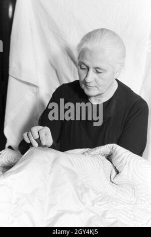 Eine Frau bestickt Textilien, Deutsches Reich 1930er Jahre. Femme broderie textiles, Allemagne 1930. Banque D'Images