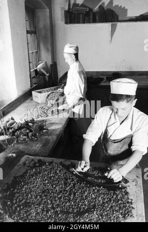 Mitarbeiter der Konditorei Gebr. Müller Liegnitz bei der Arbeit, Deutsches Reich 1930er Jahre. Les employés de la confiserie Bros. Müller Liegnitz au travail, de l'Allemagne des années 1930. Banque D'Images