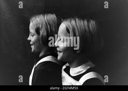 Zwei der Vierlinge von Brücken, Deutsches Reich 1930er Jahre. Deux des quadruplets de Brücken, Allemagne 1930. Banque D'Images