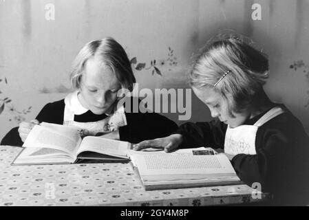 Vierlinge von Brücken der Zwei beim lesen, Deutsches Reich 1930er Jahre. Deux des quadruplés de Brücken lecture, Allemagne 1930. Banque D'Images