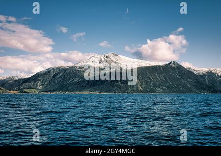 pêche en norvège, selje.Un paradis pour les vacances de pêche. Profitez du paysage à couper le souffle en bateau.Montagnes, mer, fjord et poissons. Banque D'Images